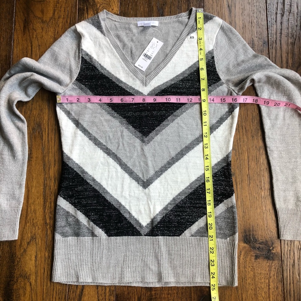 NY & Co. Black/Gray/White Chevron print LS V-neck long sleeve sweater. NWT - Picture 5 of 7